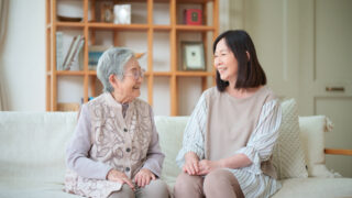 海外在住者が親の介護のために一時帰国すべきタイミングと必要な準備